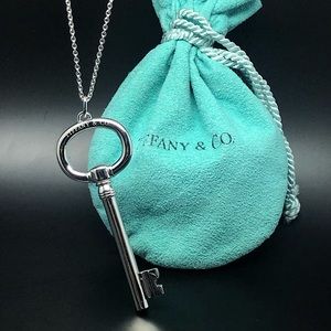 TIFFANY & CO SILVER LARGE OVAL KEY PENDANT W/CHAIN